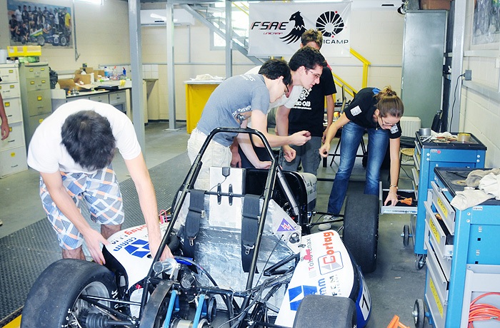 Equipe FSAE-Unicamp na preparação do carro a combustão que vai competir em Junho nos Estados Unidos. Equipe FSAE-Unicamp team ajustando o carro para a competição nos Estados Unidos em 2014
